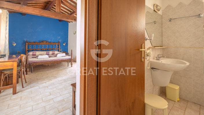 Image No.28-19 Bed Farmhouse for sale