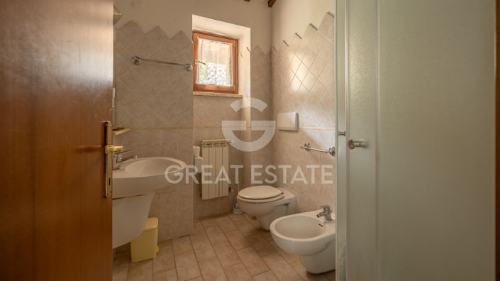 Image No.29-19 Bed Farmhouse for sale