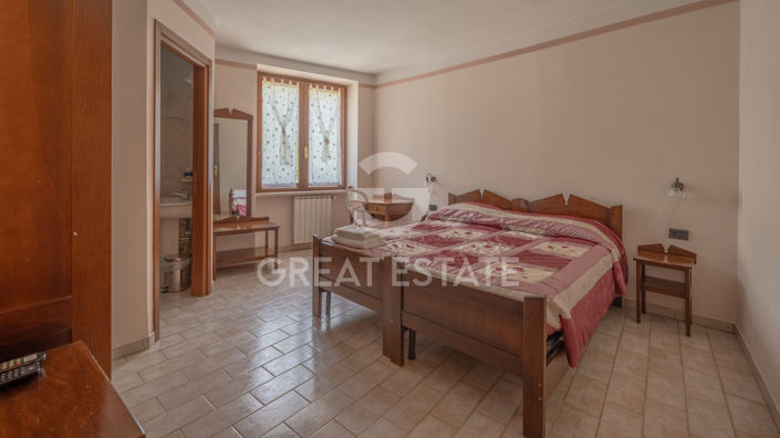 Image No.35-19 Bed Farmhouse for sale