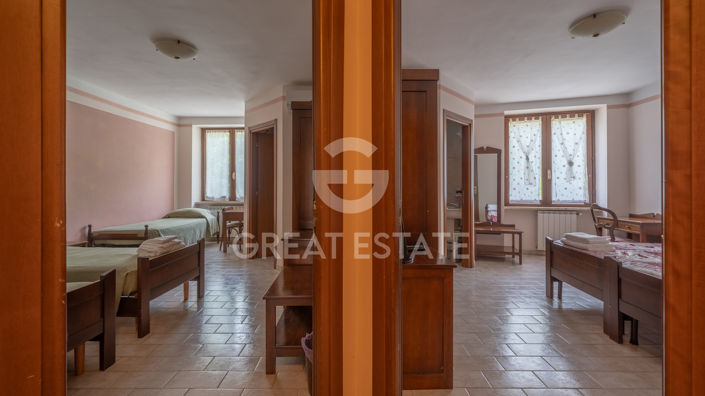 Image No.36-19 Bed Farmhouse for sale