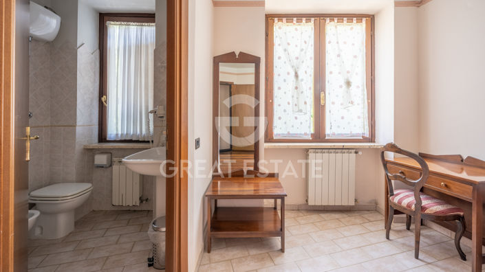 Image No.37-19 Bed Farmhouse for sale
