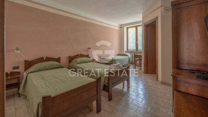 Image No.38-19 Bed Farmhouse for sale