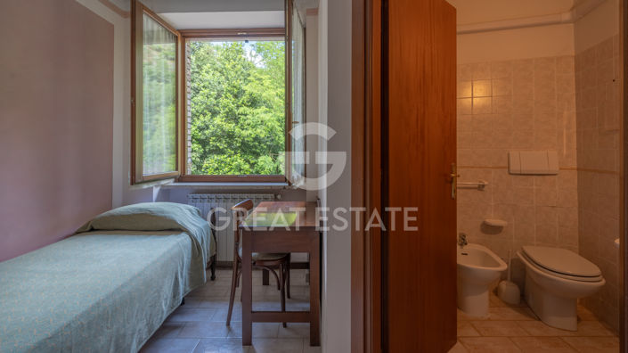 Image No.40-19 Bed Farmhouse for sale