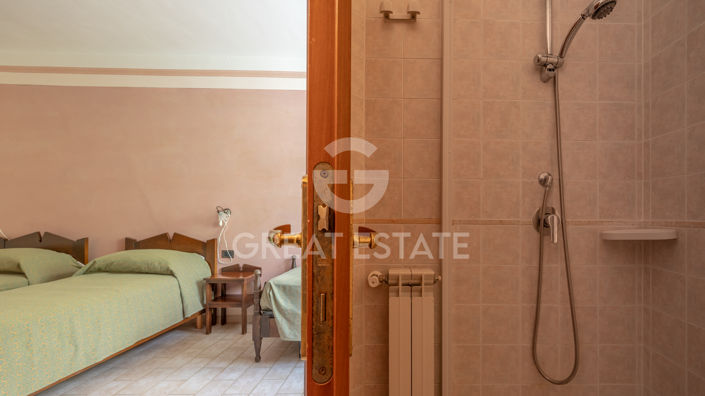 Image No.42-19 Bed Farmhouse for sale