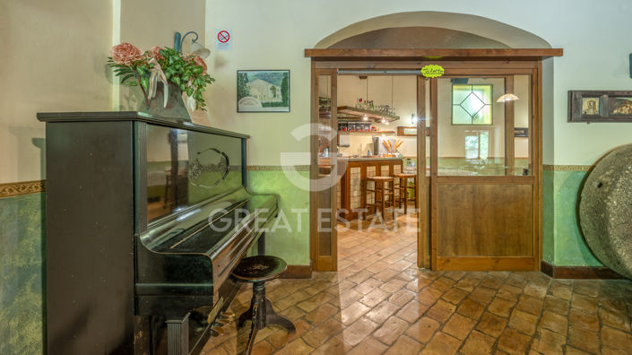 Image No.51-19 Bed Farmhouse for sale