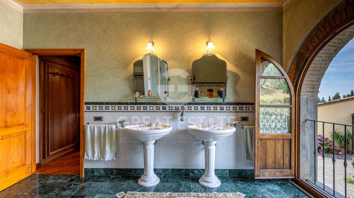 Image No.35-5 Bed Country House for sale