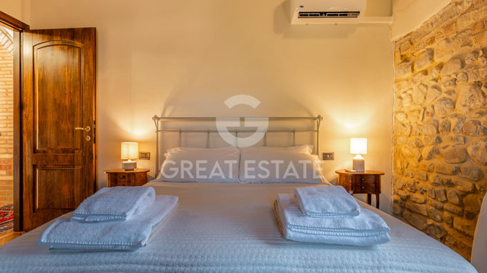 Image No.40-2 Bed Country House for sale