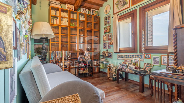 Image No.24-6 Bed Country House for sale