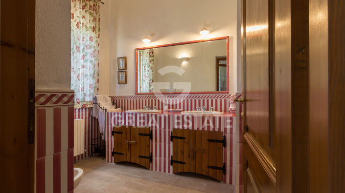 Image No.33-7 Bed Country House for sale