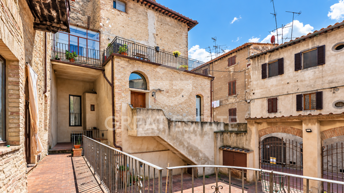 Image No.2-10 Bed Apartment for sale