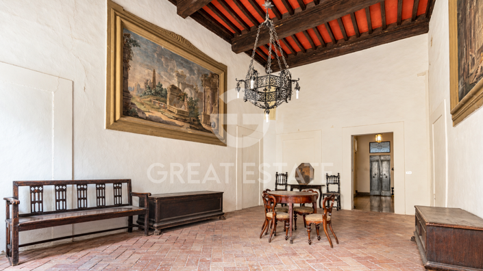 Image No.20-10 Bed Apartment for sale