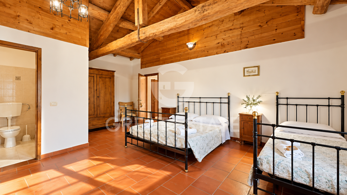 Image No.2-6 Bed Farmhouse for sale