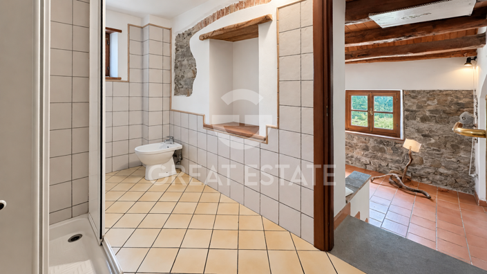 Image No.25-6 Bed Farmhouse for sale