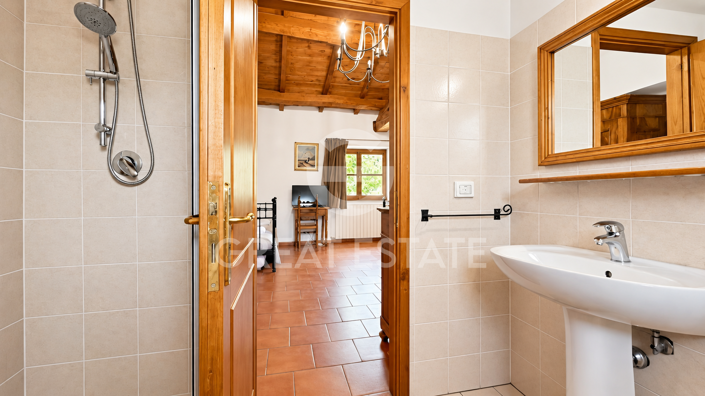 Image No.6-6 Bed Farmhouse for sale