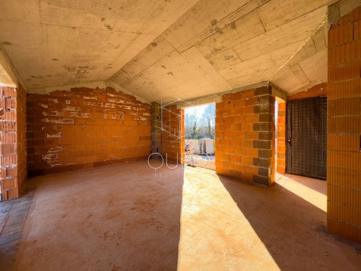 Image No.10-2 Bed House for sale