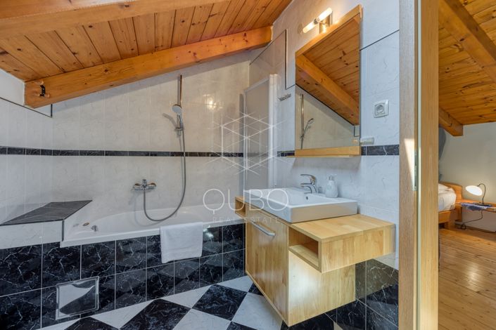 Image No.17-4 Bed House for sale