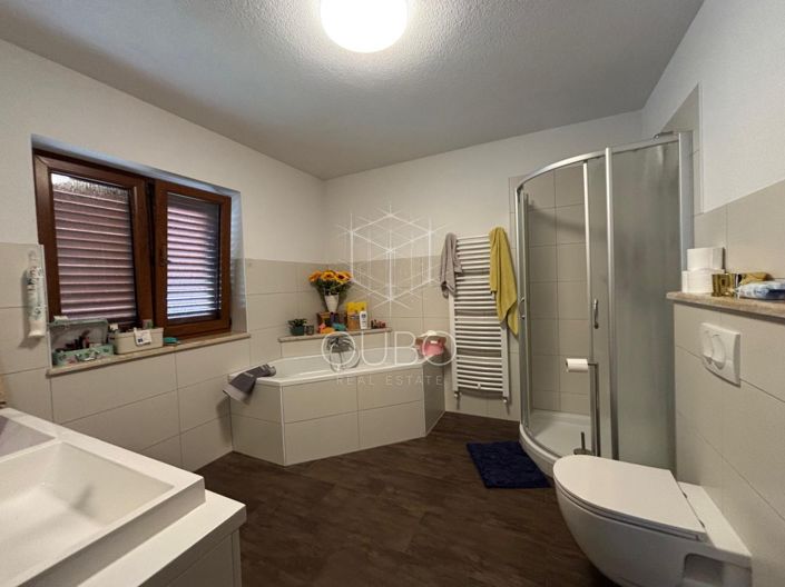 Image No.22-8 Bed House for sale