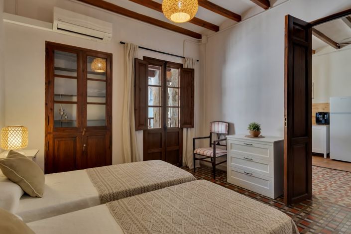 Image No.23-8 Bed Townhouse for sale