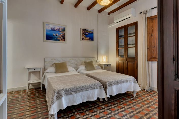 Image No.24-8 Bed Townhouse for sale