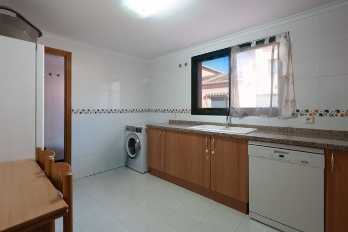 Image No.18-3 Bed Apartment for sale