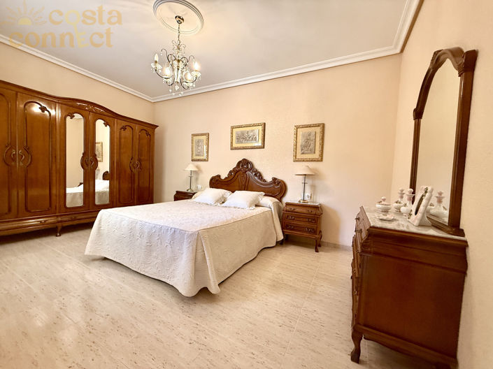 Image No.12-7 Bed Property for sale