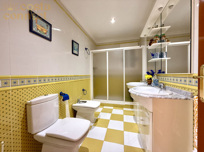 Image No.17-7 Bed Property for sale