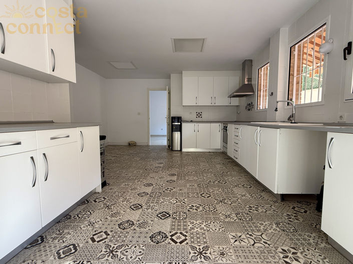 Image No.5-5 Bed Property for sale