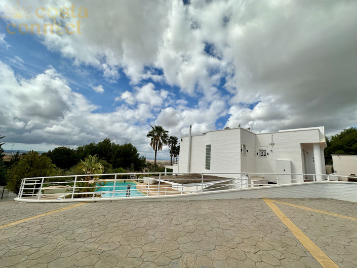 Image No.2-4 Bed Villa for sale