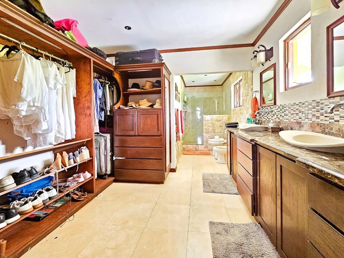 Image No.16-5 Bed Property for sale