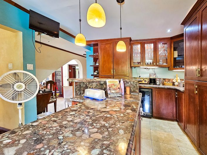 Image No.9-5 Bed Property for sale