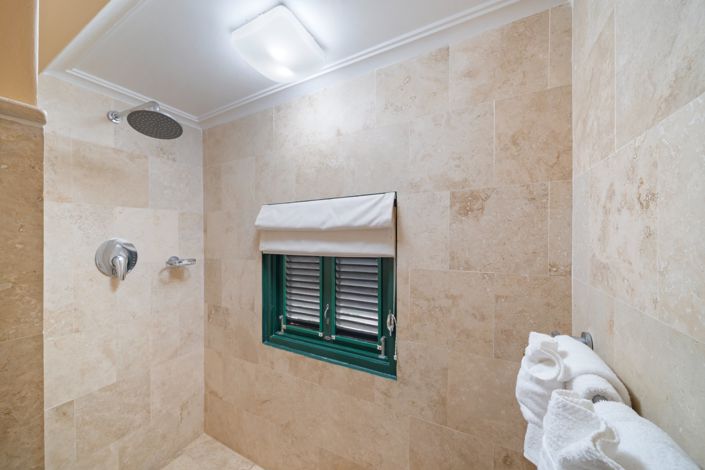 Image No.12-4 Bed Property for sale