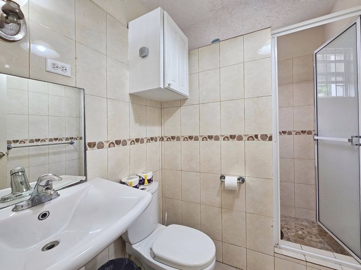 Image No.10-9 Bed Property for sale