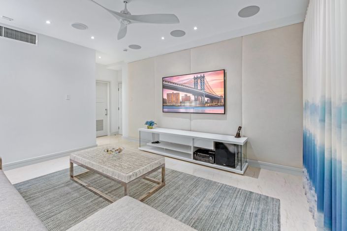 Image No.18-6 Bed Property for sale