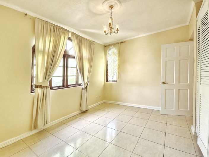 Image No.8-5 Bed House for sale