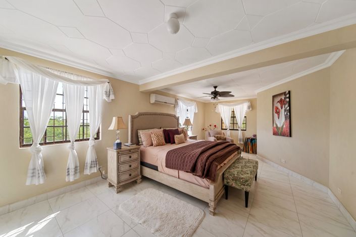 Image No.17-6 Bed House for sale