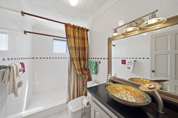 Image No.19-6 Bed House for sale