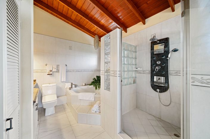 Image No.30-6 Bed House for sale