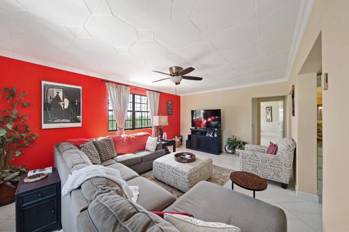 Image No.6-6 Bed House for sale