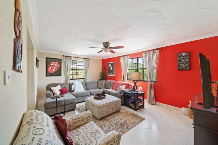 Image No.8-6 Bed House for sale