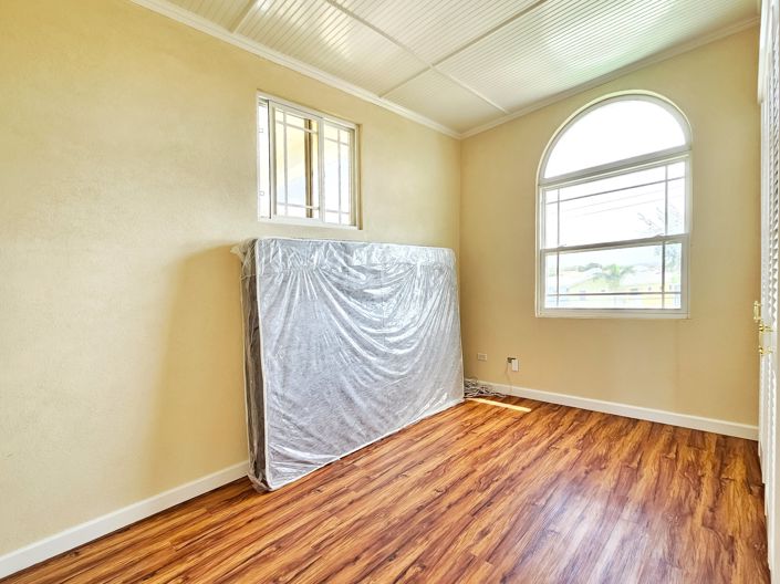 Image No.8-5 Bed House for sale