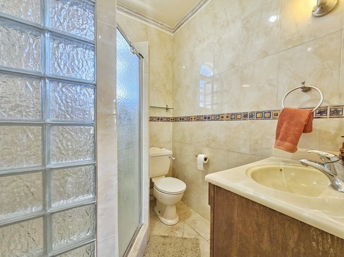 Image No.6-6 Bed House for sale