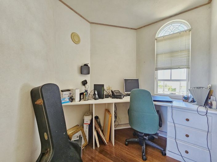 Image No.8-6 Bed House for sale