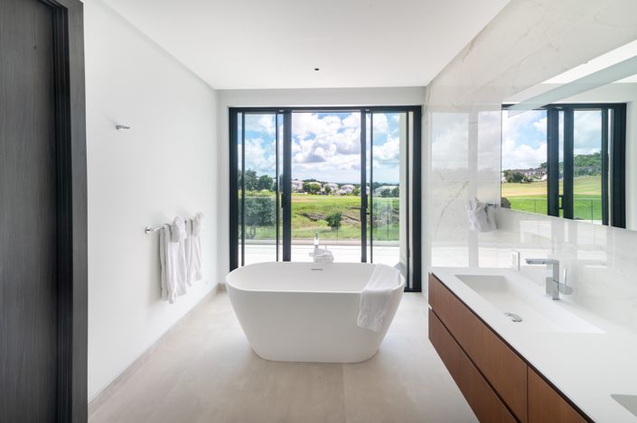 Image No.5-5 Bed Property for sale