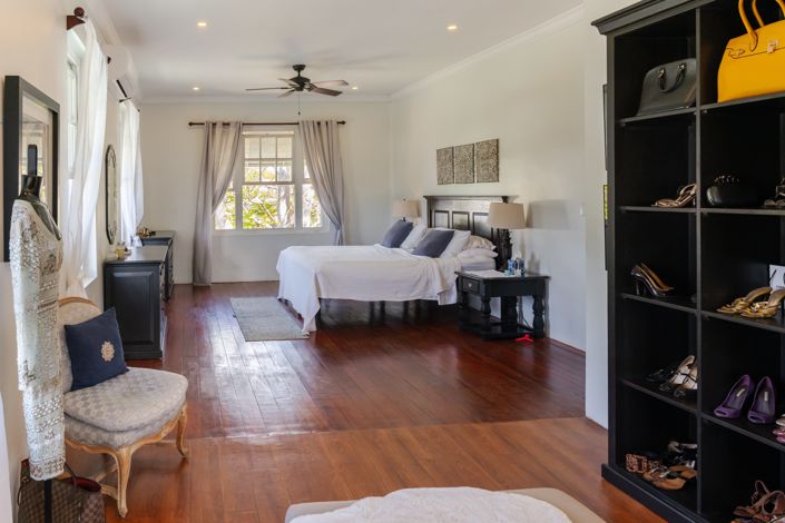 Image No.10-6 Bed Property for sale