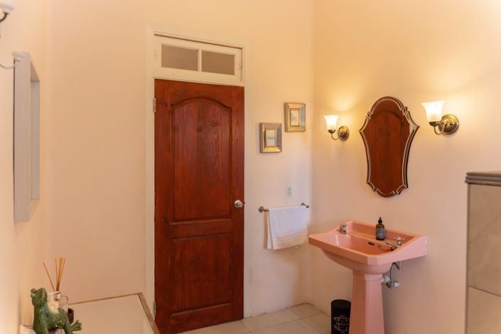 Image No.14-6 Bed Property for sale