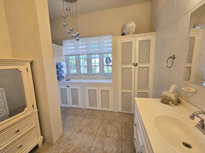 Image No.20-4 Bed House for sale