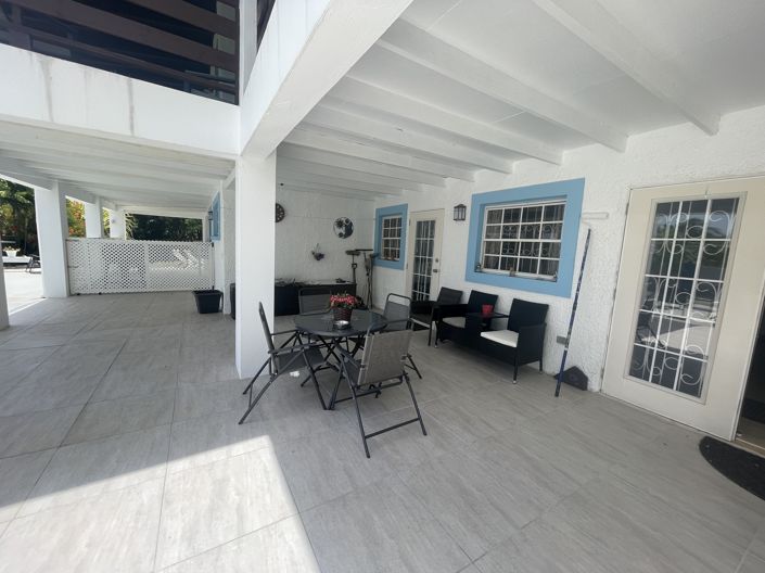 Image No.12-6 Bed Property for sale