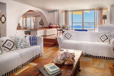 Living-Room-9665-HDR--George-Panagakos