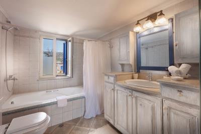 Upstairs-Bath-9331--George-Panagakos