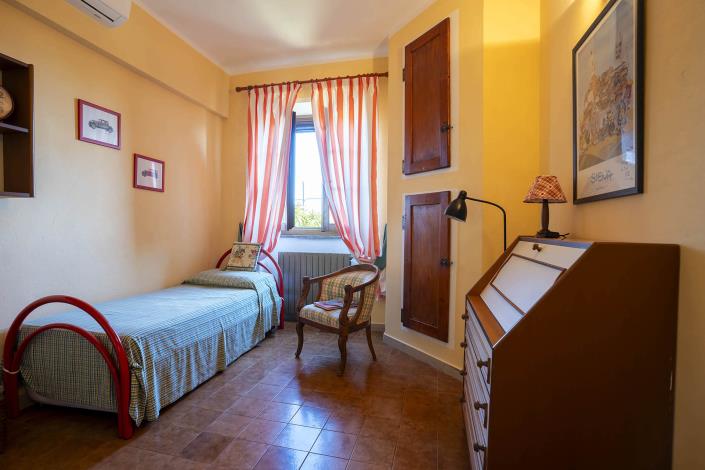 Image No.16-6 Bed Farmhouse for sale